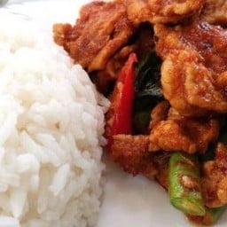 พริกแกงถั่วหมู ราดข้าว