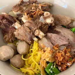 บะหมี่เหลืองกระดูกเสือเนื้อเปื่อยลูกแห้ง