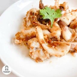 ปลาหมึกทอดกระเทียม