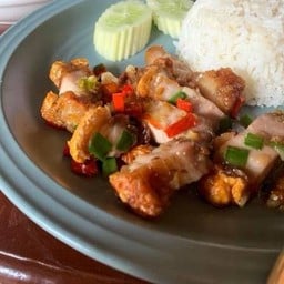 ข้าวหมูกรอบคั่วพริกเกลือ