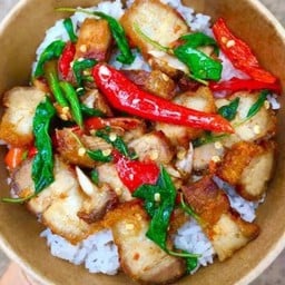 กะเพราหมูกรอบ ราดข้าว