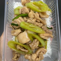 ข้าวผัดพริกอ่อนไก่ชิ้น