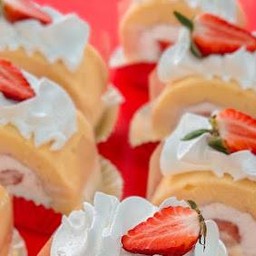 Roll cake with fresh fruit