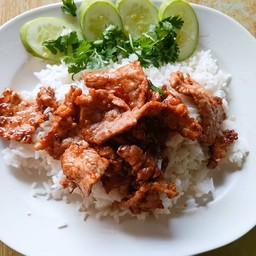ข้าวราดหมูกระเเทียม