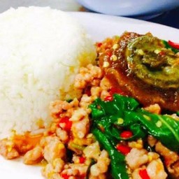 ข้าวกะเพราไข่เยี่ยวม้า