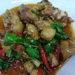 เนื่อไก่ทอดผัดกระเพรา