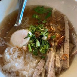 ก๋วยจั๊บไก่ยอใส่ไข่