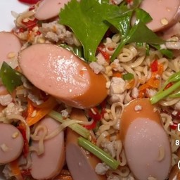 ยำมาม่าไส้กรอก+หมูสับ
