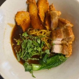 บะหมี่หมูแดง+หมูกรอบแห้งซอสแดง