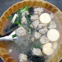 แกงจืดสาหร่ายเต้าหู้หมูสับ