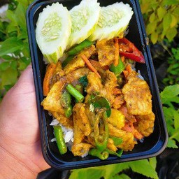 ผัดเครื่องแกงราดข้าว