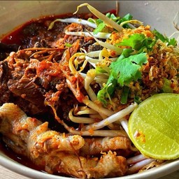 ขนมจีนน้ำเงี้ยวกระดูกหมู+ขาไก่ พร้อมชุดผัก
