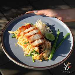 ผัดหมี่โคราชหมูหมักมิโซะ