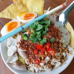 ก๋วยเตี๋ยวแห้งต้มยำใส่ไข่