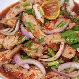 ยำคอหมูทอด