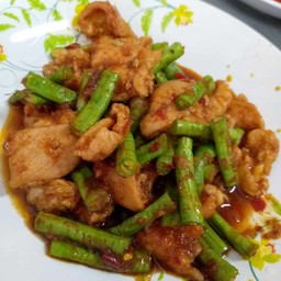 ข้าวหน้าถั่วผัดพริกแกง