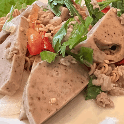 ยำมาม่าหมูสับ หมูยอ