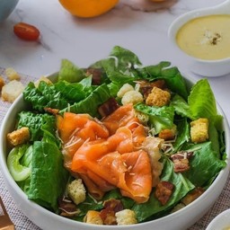 ซีซ่าสลัดแซลมอนรมควัน