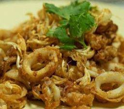 ปลาหมึกกระเทียมราดข้าว+ฟรีไข่ดาว