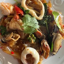 เส้นใหญ่ผัดฉ่าทะเล