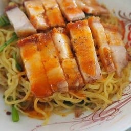 บะหมี่หมูกรอบแห้งซอสแดง