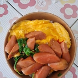 ข้าวกระเพราฮอทดอกหมู+ไข่ข้น