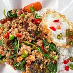 ข้าวกระเพราไข่เยี่ยวม้า ไข่ดาว