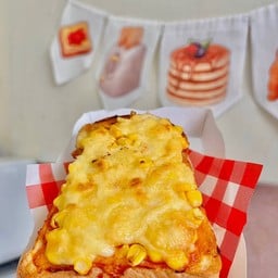 ข้าวโพด ปังปิ้งกะโหลกคอร์นชีสพิซซ่า 2 แผ่นซ้อนทะลักชีสและซอสด้านล่างอิ่มจอดแน่น!!