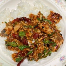 กะเพราปลากระป๋องราดข้าว