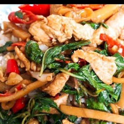 กระเพาหมูชิ้นใส่หน้อไม้ราดข้าว