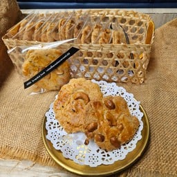 ขนมหน้าแตกเม็ดมะม่วงหิมพานต์ 2ชิ้น