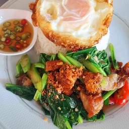 ข้าวคะน้าหมูกรอบ+ไข่ดาว