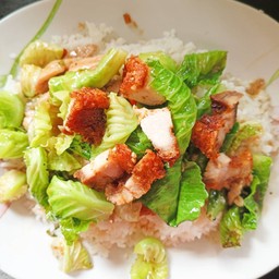 ข้าวราดผัดแขนงหมูกรอบ