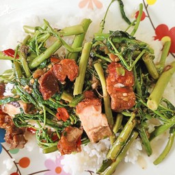 ข้าวราดกระเฉดหมูกรอบ
