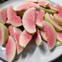 ฝรั่งใส้แดง 1กล่อง