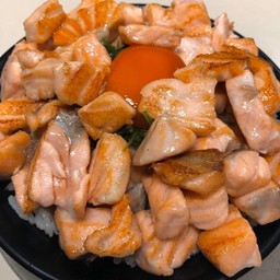 ข้าวด้งแซลมอนย่างสุก+ไข่ดอง
