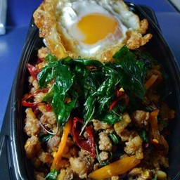 ข้าวกระเพราหมูสับไข่ดาว