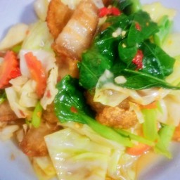 ผัดผักรวมหมูกรอบ(ราดข้าว)