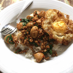 ข้าวกะเพราหมูสับ + ลูกชิ้น