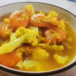 แกงส้มกุ้งใส่ผักรวม