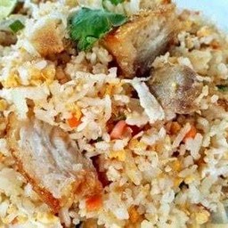 ข้าวผัดหมูกรอบ