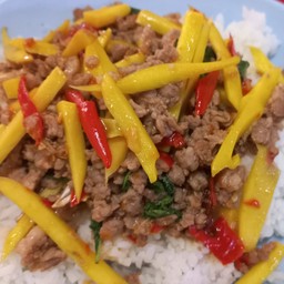 ข้าวกระเพราหน่อไม้หมูสับ