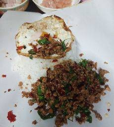 กระเพราหมูสับราดข้าว + ไข่ดาว