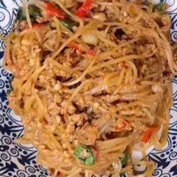 กะเพราเส้นราดข้าว