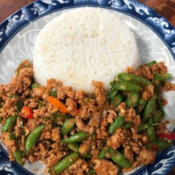 ข้าวผัดพริกแกงหมูสับ