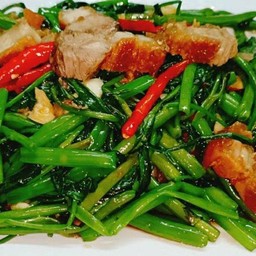 กับข้าว / ผัดผักบุ้งหมูกรอบ