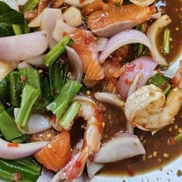 ยำแซลมอนกุ้งสุก