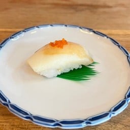 ซูชิปลาอิซึมิไดโรยไข่ปลาบิน