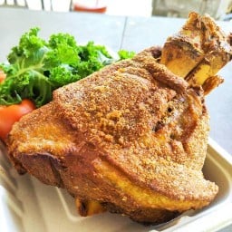 ส้มตำบ่าบอยแอบแซ่บ และลูกชิ้นปลาเยาวราชพรีเมี่ยม บ้านปางลาว