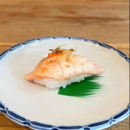 ซูซิแซลมอนลนไฟโรยไข่กุ้ง